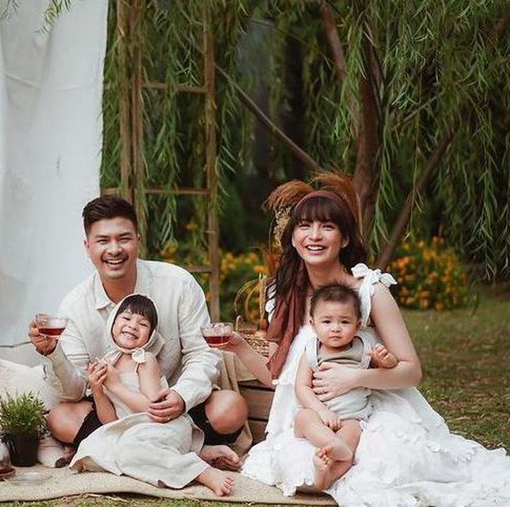 <p>Sebelum merayakan ulang tahun Dante, tampaknya Chelsea Olivia dan Glenn Alinskie mengatur sesi foto bersama. Kakak Dante, Nastusha Olivia terlihat <em>excited</em> banget ya, Bun! (Foto: Instagram @chelseaoliviaa)</p>