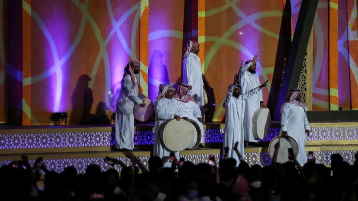 Upacara pembukaan musim Riyadh di Riyadh Pertunjukan seni yang menarik terlihat pada pembukaan musim Riyadh di Riyadh, Arab Saudi. (REUTERS/AHMED YOSRI)