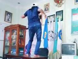 Kepala Dusun Joget TikTok di Atas Meja Kades Disanksi Bersihkan Toilet 3 Bulan
