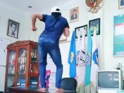 Viral Video Kepala Dusun Joget TikTok di Atas Meja Kades Nganjuk