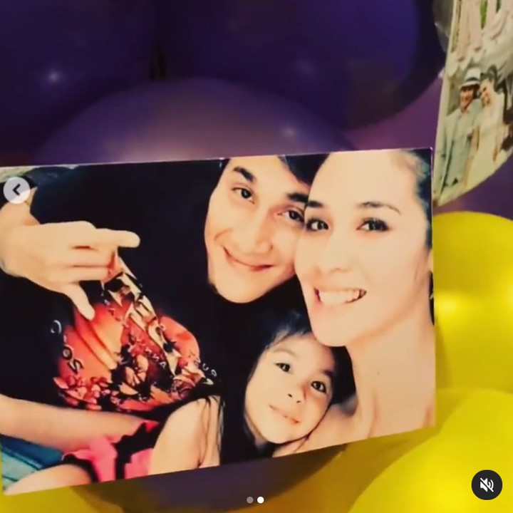 <p>Kerap disibukkan di dunia hiburan, Vino G Bastian dan Marsha Timothy selalu menyempatkan waktu untuk melakukan quality time bersama Jizzy. Enggak heran kalau sang putri begitu 'lengket' dengan mereka ya? (Foto: Instagram @marshatimothy)</p>