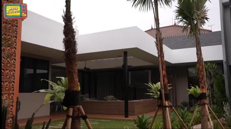 11 Potret Rumah Baru Maia Estianty Usai Renovasi Bak Hotel Bintang 5 Rumah baru Maia Estianty akhirnya selesai dibangun dan didekor, ia menggelar pengajian di rumah barunya. Yuk intip!