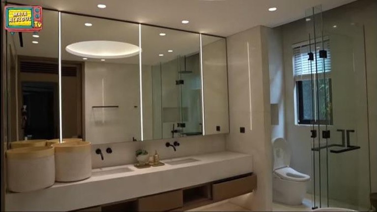 Rumah baru Maia Estianty akhirnya selesai dibangun dan didekor, ia menggelar pengajian di rumah barunya. Yuk intip!