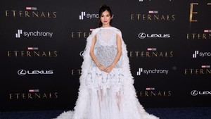 Simak Gaya Gemma Chan yang Dramatis di Premiere Film 'Eternals', Siapa Desainer yang merancang Gaun Tersebut?