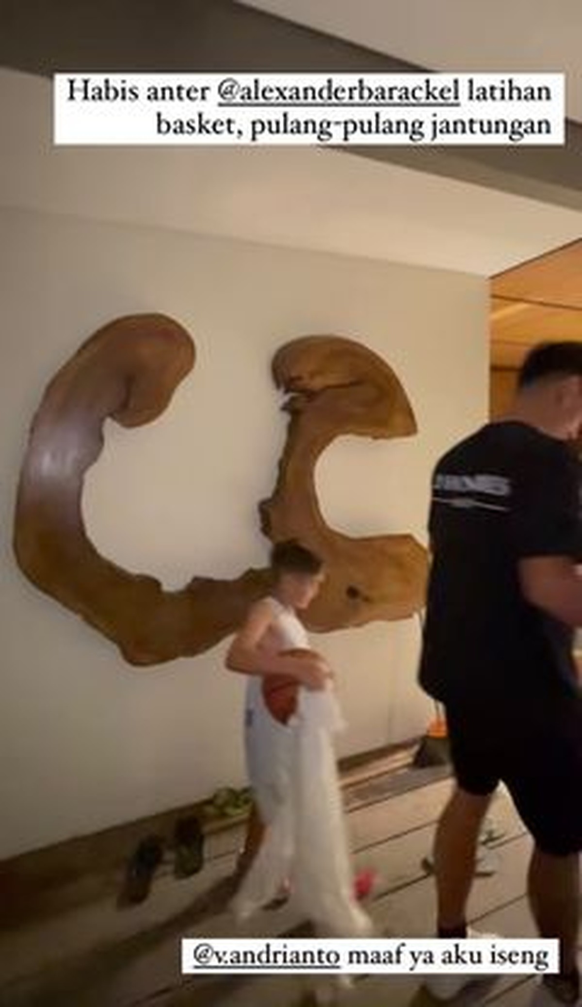 Jessica Iskandar dan Vincent Verhaag akan menikah hari ini &lpar;22&sol;10&rpar;&period; Yuk intip perlakuan manis Vincent ke keluarga Jedar&excl;