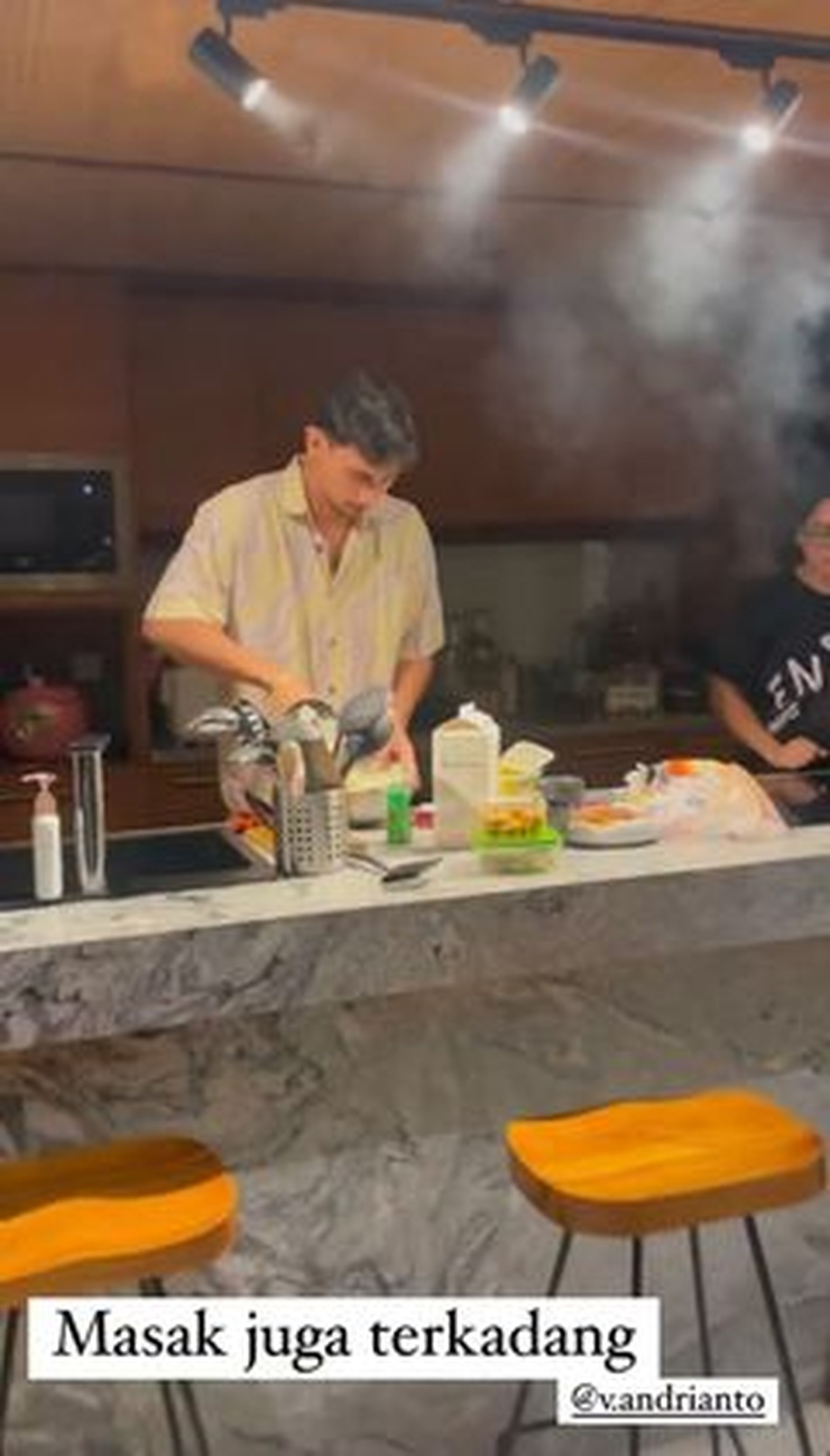 Jessica Iskandar dan Vincent Verhaag akan menikah hari ini &lpar;22&sol;10&rpar;&period; Yuk intip perlakuan manis Vincent ke keluarga Jedar&excl;