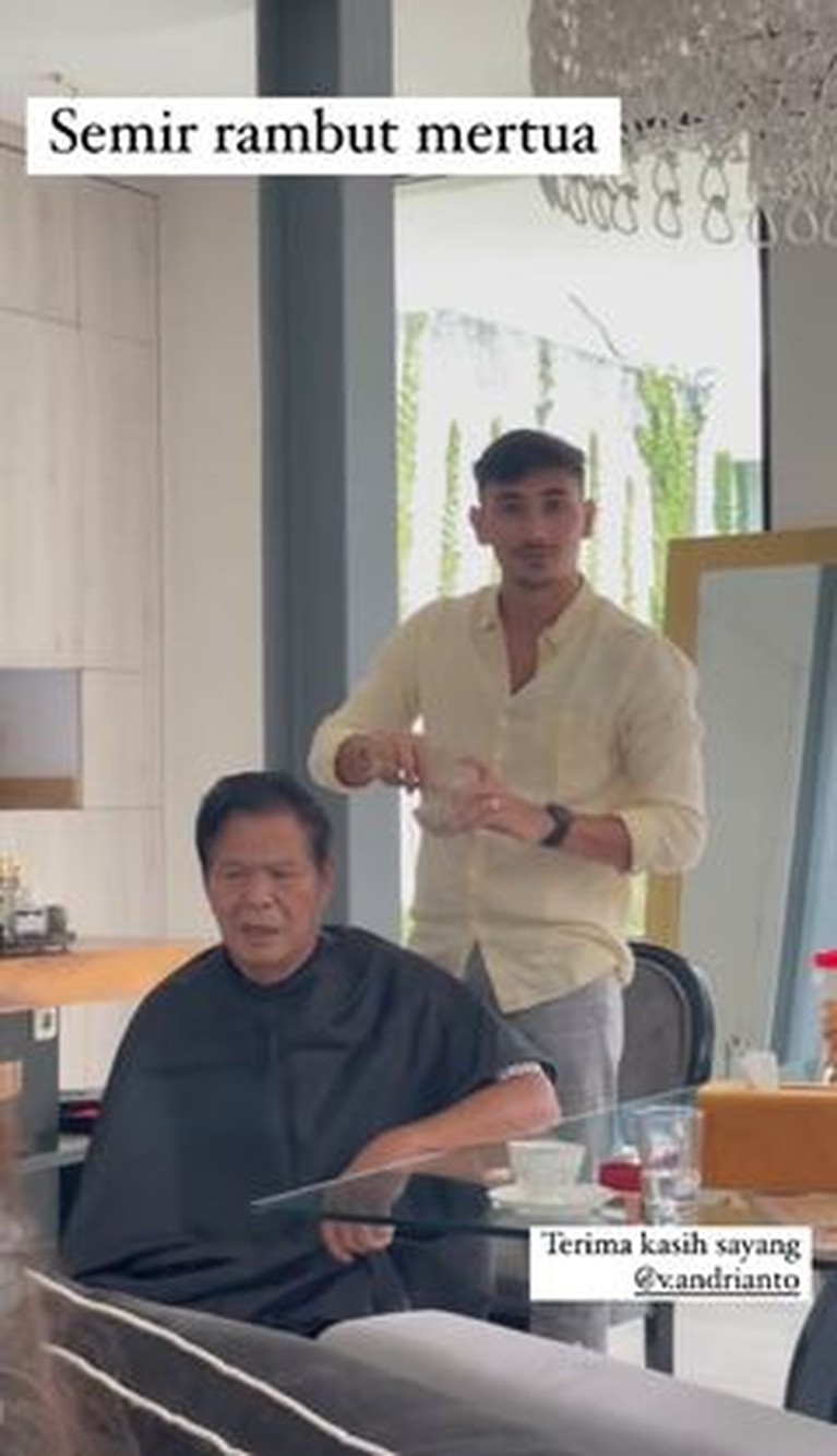 Jessica Iskandar dan Vincent Verhaag akan menikah hari ini (22/10). Yuk intip perlakuan manis Vincent ke keluarga Jedar!