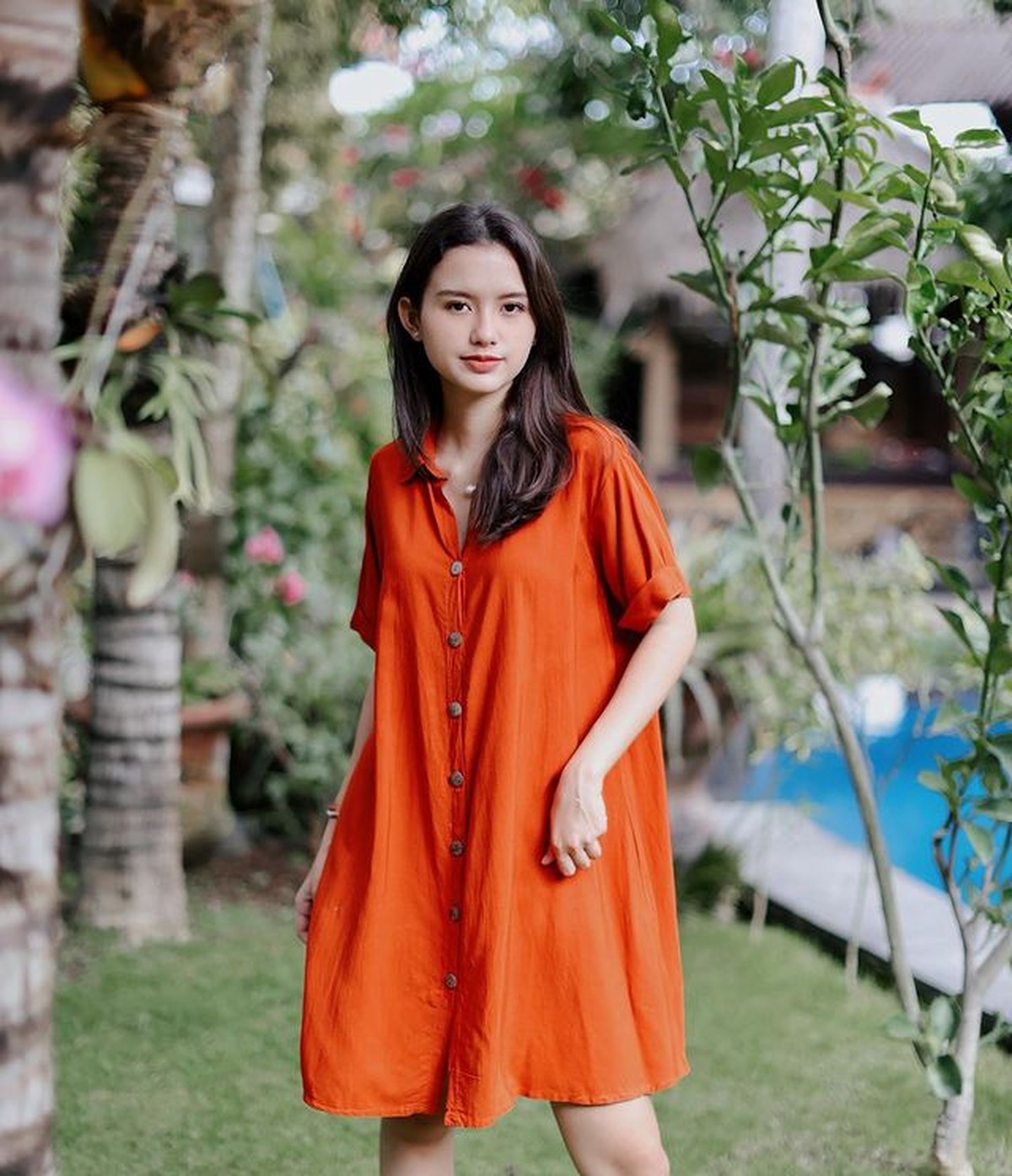 Sarah Menzel adalah kekasih Azriel Hermansyah yang sedang jadi sorotan karena berbeda agama&period; Yuk intip pesonanya&excl;