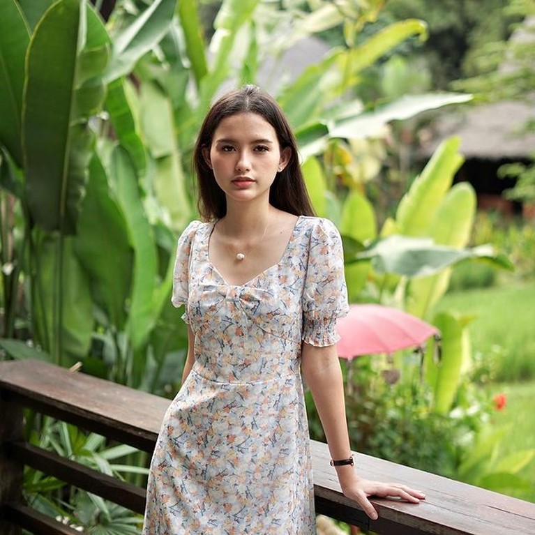 7 Pesona Sarah Menzel Kekasih Azriel Hermansyah yang Beda Agama Sarah Menzel adalah kekasih Azriel Hermansyah yang sedang jadi sorotan karena berbeda agama. Yuk intip pesonanya!