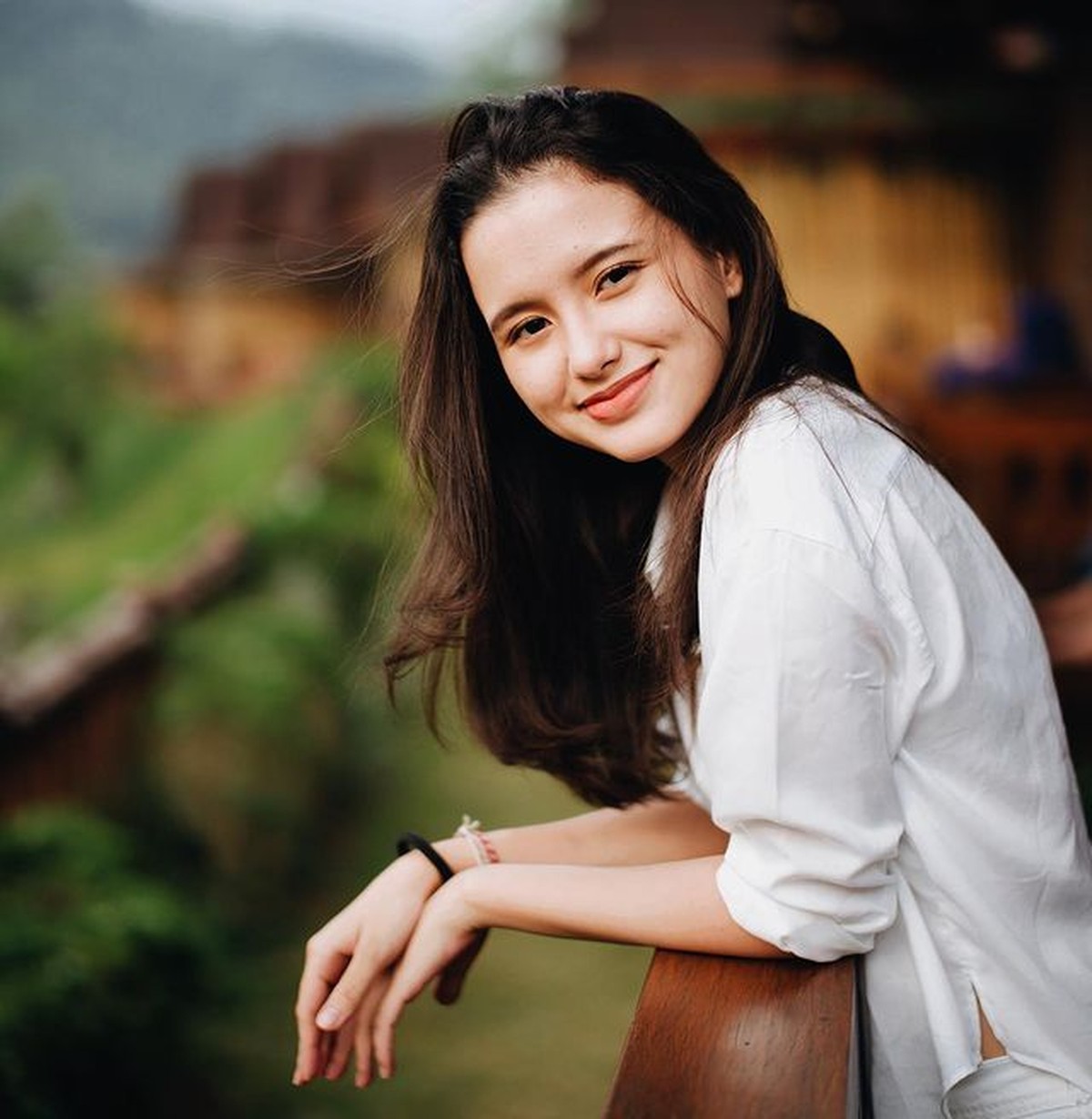 Sarah Menzel adalah kekasih Azriel Hermansyah yang sedang jadi sorotan karena berbeda agama&period; Yuk intip pesonanya&excl;