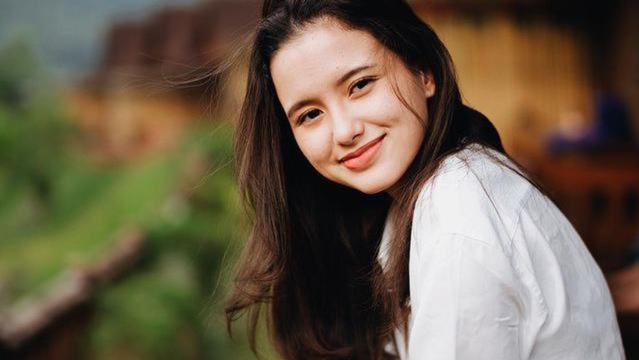 Sarah Menzel adalah kekasih Azriel Hermansyah yang sedang jadi sorotan karena berbeda agama. Yuk intip pesonanya!