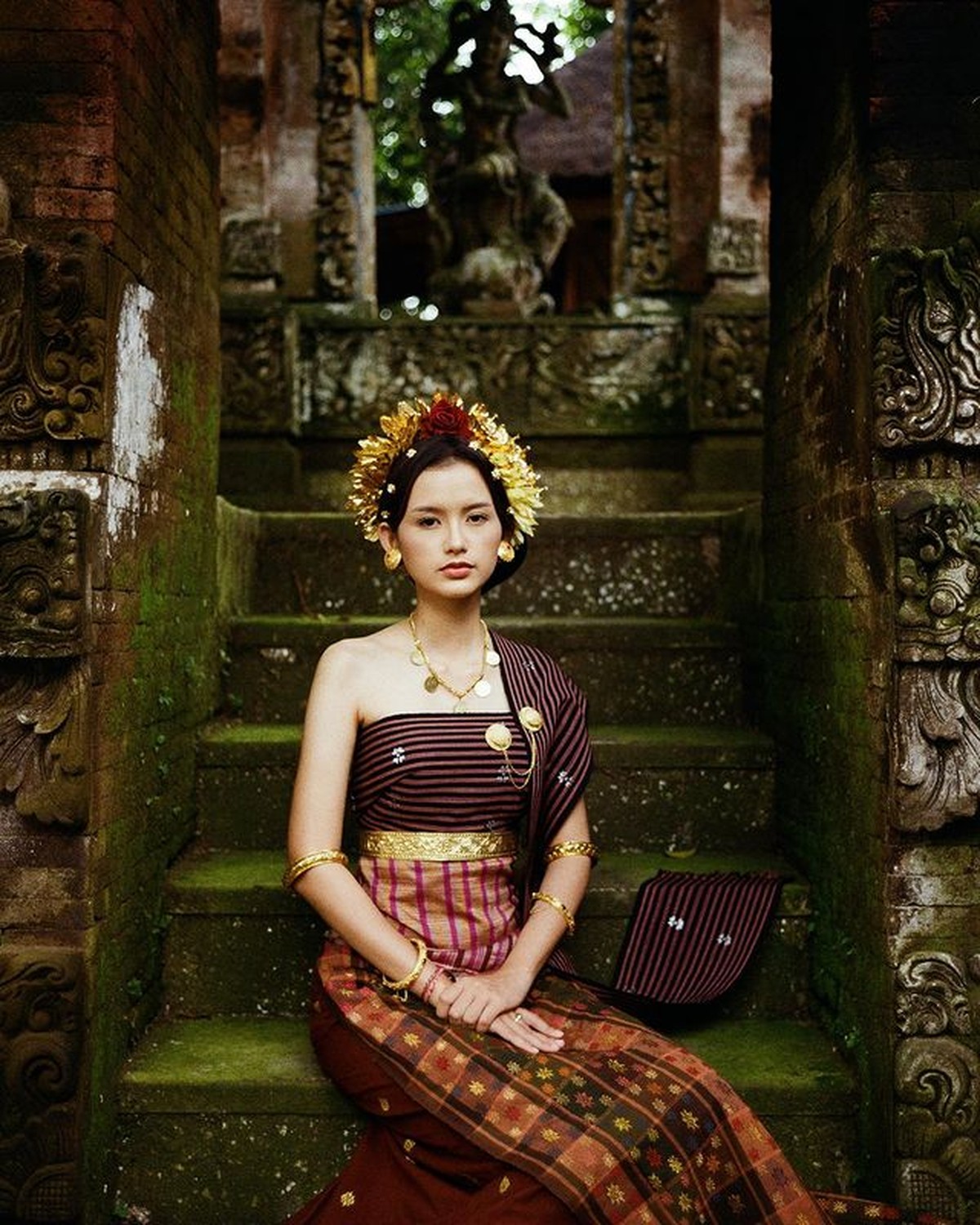 Sarah Menzel adalah kekasih Azriel Hermansyah yang sedang jadi sorotan karena berbeda agama&period; Yuk intip pesonanya&excl;