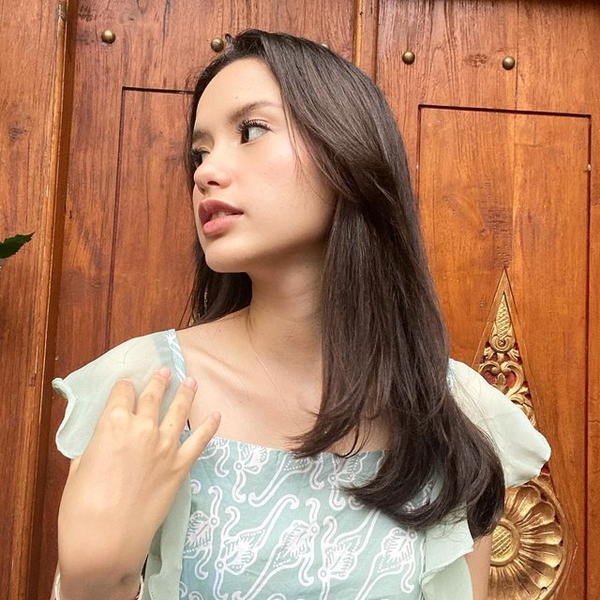 Sarah Menzel adalah kekasih Azriel Hermansyah yang sedang jadi sorotan karena berbeda agama&period; Yuk intip pesonanya&excl;