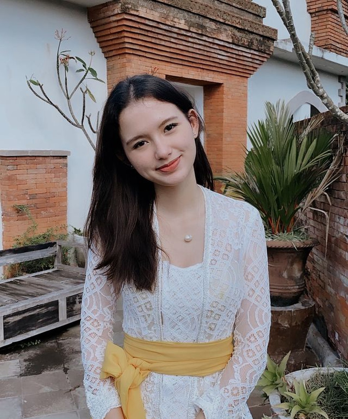 Sarah Menzel adalah kekasih Azriel Hermansyah yang sedang jadi sorotan karena berbeda agama&period; Yuk intip pesonanya&excl;