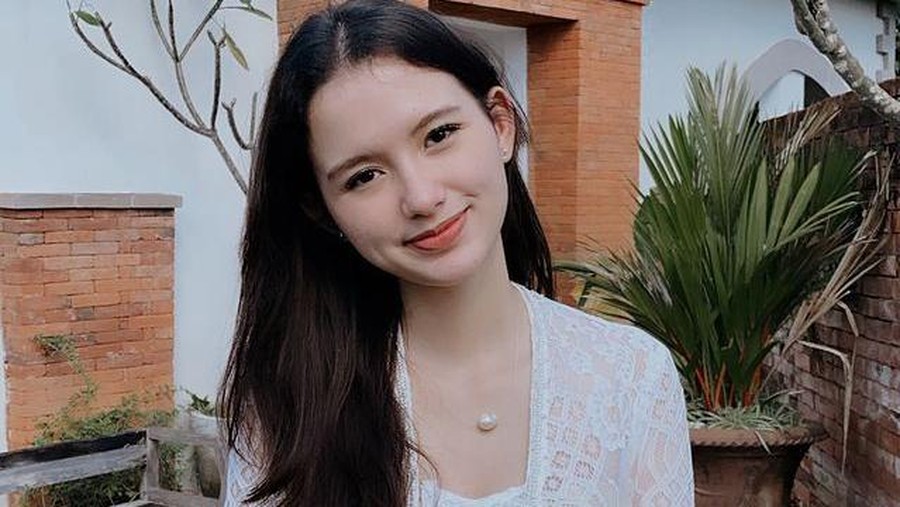 Sarah Menzel adalah kekasih Azriel Hermansyah yang sedang jadi sorotan karena berbeda agama. Yuk intip pesonanya!