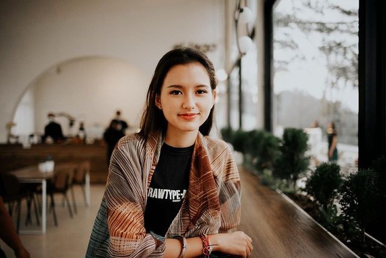 7 Pesona Sarah Menzel Kekasih Azriel Hermansyah yang Beda Agama Sarah Menzel adalah kekasih Azriel Hermansyah yang sedang jadi sorotan karena berbeda agama. Yuk intip pesonanya!