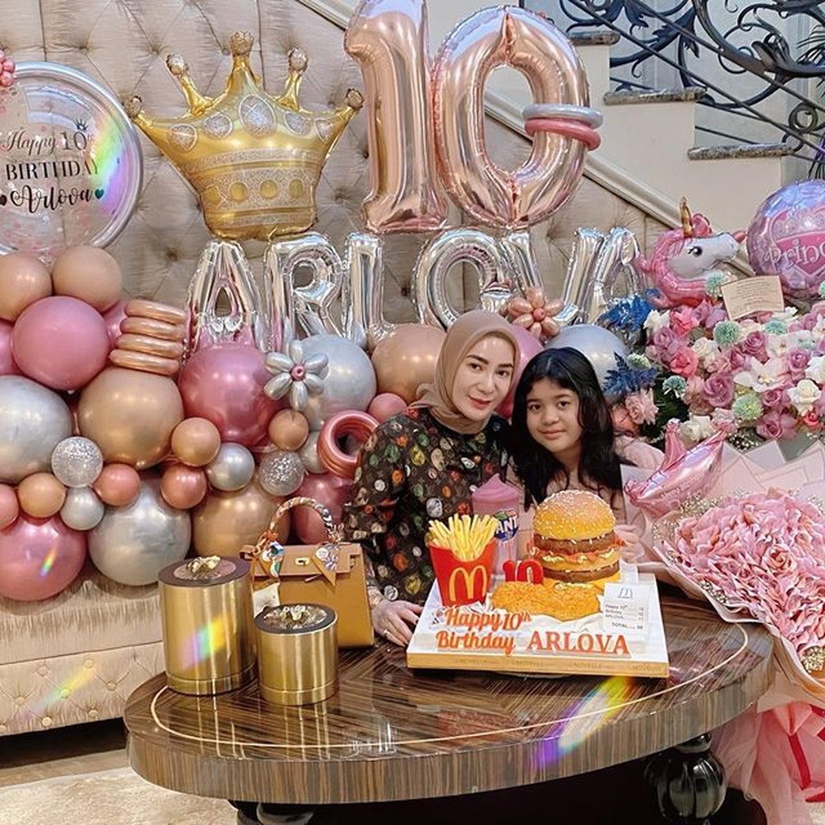 Anak Andre Taulany dan Erin&comma; Arlova baru saja merayakan ulang tahunnya yang ke-10 dapat kejutan dan buket bunga isi uang&period; Yuk intip&excl;