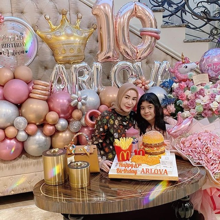 7 Potret Ultah Arlova Anak Andre Taulany Dapat Buket Bunga Uang Jutaan Anak Andre Taulany dan Erin, Arlova baru saja merayakan ulang tahunnya yang ke-10 dapat kejutan dan buket bunga isi uang. Yuk intip!