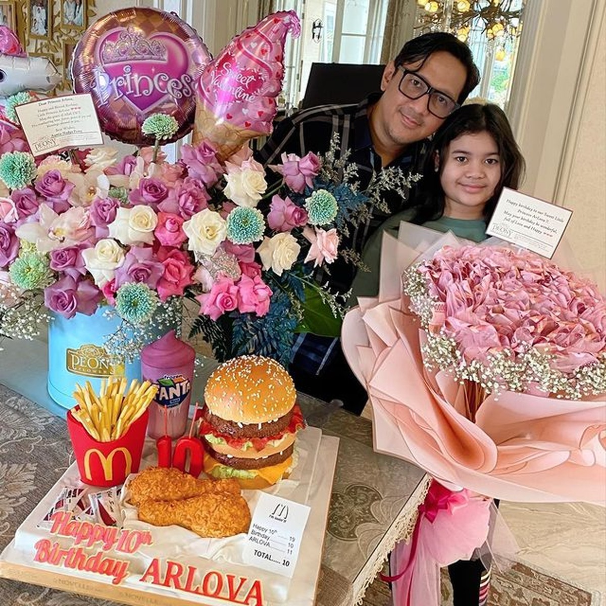 Anak Andre Taulany dan Erin&comma; Arlova baru saja merayakan ulang tahunnya yang ke-10 dapat kejutan dan buket bunga isi uang&period; Yuk intip&excl;