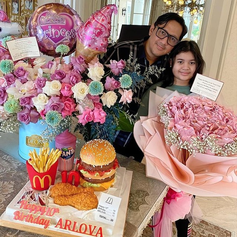 7 Potret Ultah Arlova Anak Andre Taulany Dapat Buket Bunga Uang Jutaan Anak Andre Taulany dan Erin, Arlova baru saja merayakan ulang tahunnya yang ke-10 dapat kejutan dan buket bunga isi uang. Yuk intip!