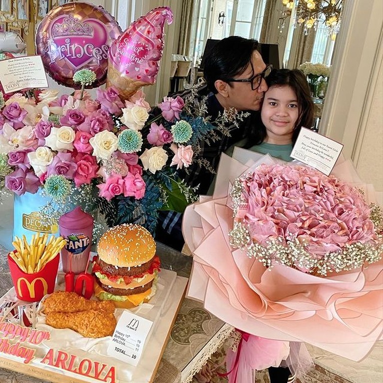 Anak Andre Taulany dan Erin, Arlova baru saja merayakan ulang tahunnya yang ke-10 dapat kejutan dan buket bunga isi uang. Yuk intip!
