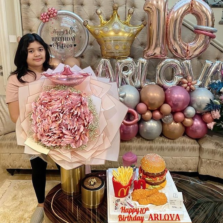 Anak Andre Taulany dan Erin, Arlova baru saja merayakan ulang tahunnya yang ke-10 dapat kejutan dan buket bunga isi uang. Yuk intip!