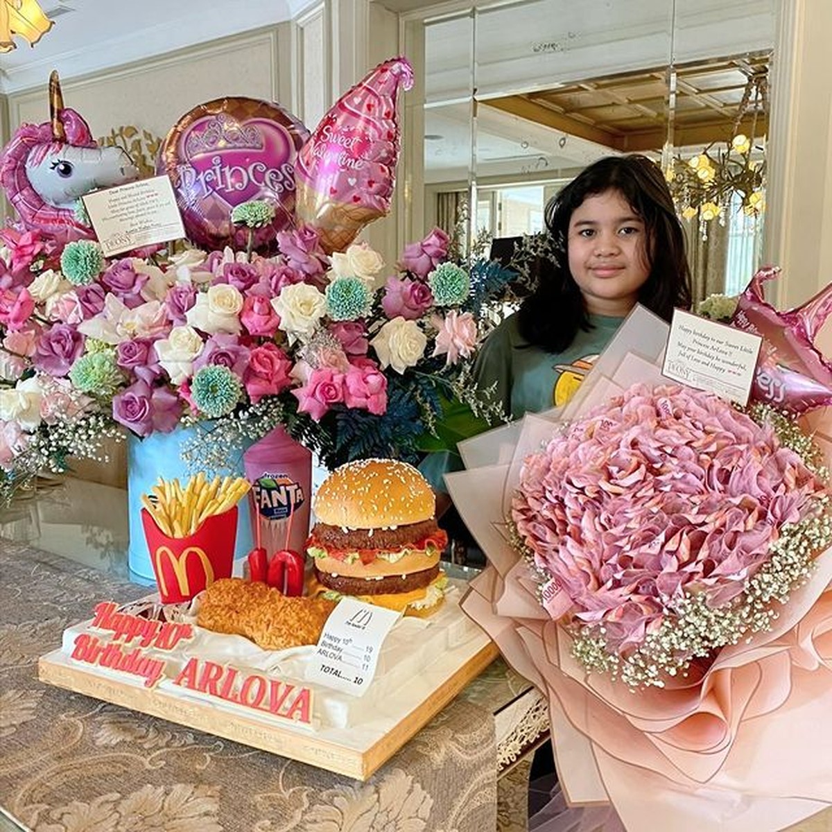 Anak Andre Taulany dan Erin&comma; Arlova baru saja merayakan ulang tahunnya yang ke-10 dapat kejutan dan buket bunga isi uang&period; Yuk intip&excl;