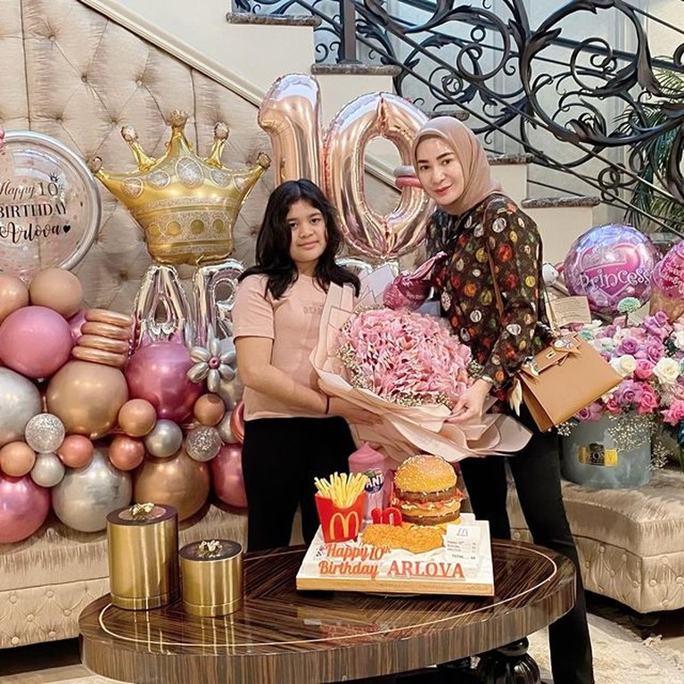 Anak Andre Taulany dan Erin, Arlova baru saja merayakan ulang tahunnya yang ke-10 dapat kejutan dan buket bunga isi uang. Yuk intip!
