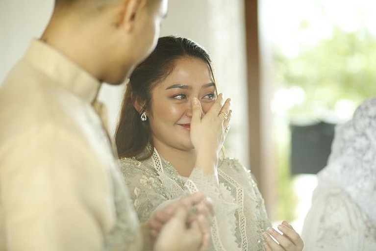 7 Suasana Penuh Haru Acara Tasyakuran 4 Bulanan Kehamilan Siti Badriah Siti Badriah menggelar acara tasyakuran 4 bulanan kehamilannya yang berlangsung penuh haru. Yuk kita intip!