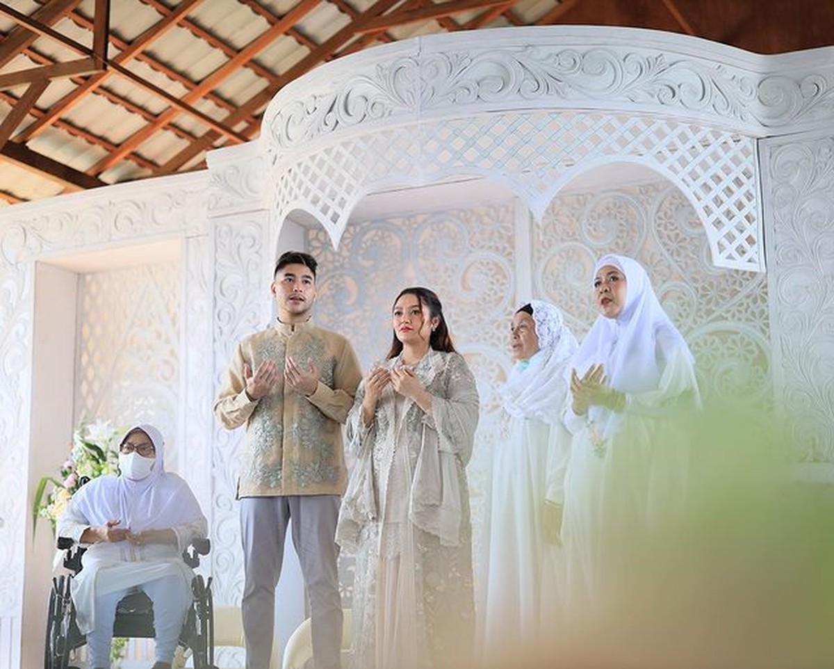 Siti Badriah menggelar acara tasyakuran 4 bulanan kehamilannya yang berlangsung penuh haru&period; Yuk kita intip&excl;