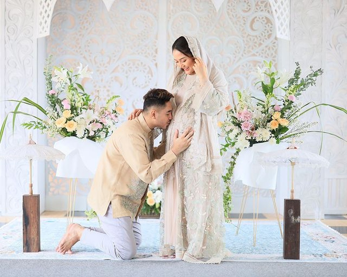 Siti Badriah menggelar acara tasyakuran 4 bulanan kehamilannya yang berlangsung penuh haru&period; Yuk kita intip&excl;