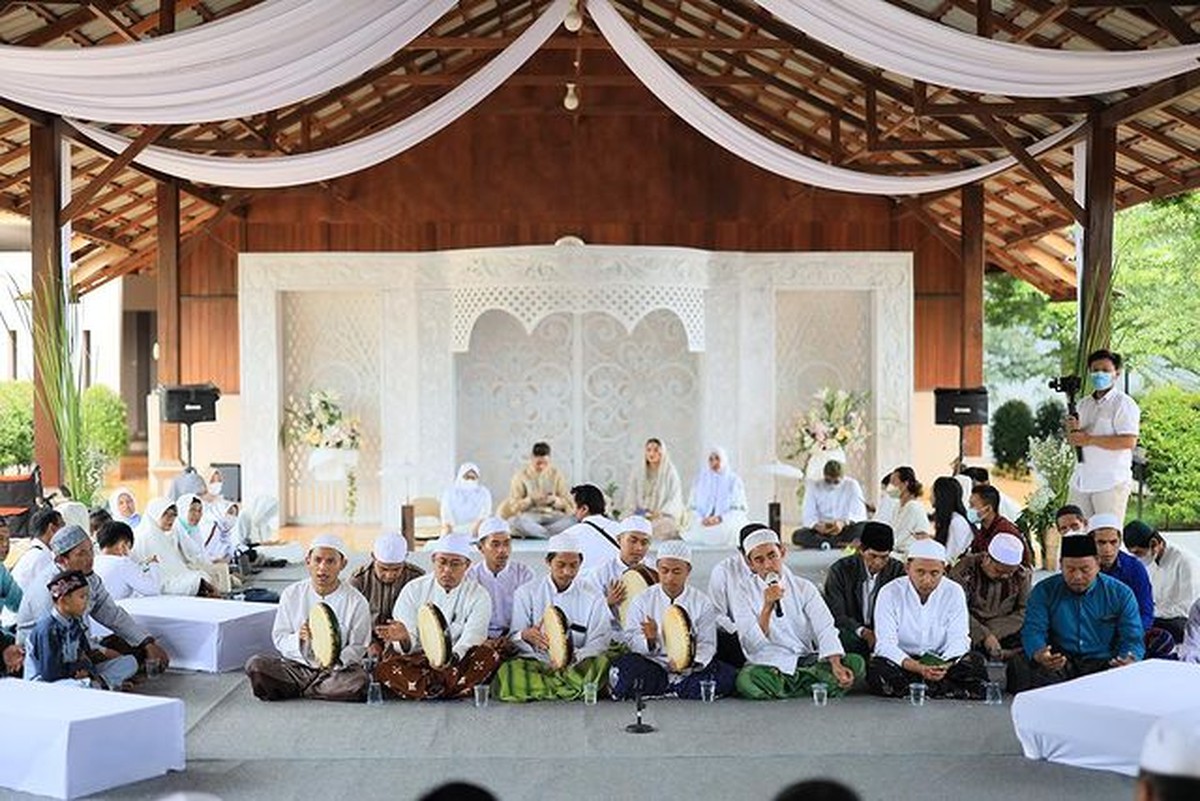 Siti Badriah menggelar acara tasyakuran 4 bulanan kehamilannya yang berlangsung penuh haru&period; Yuk kita intip&excl;