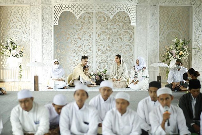 7 Suasana Penuh Haru Acara Tasyakuran 4 Bulanan Kehamilan Siti Badriah Siti Badriah menggelar acara tasyakuran 4 bulanan kehamilannya yang berlangsung penuh haru. Yuk kita intip!
