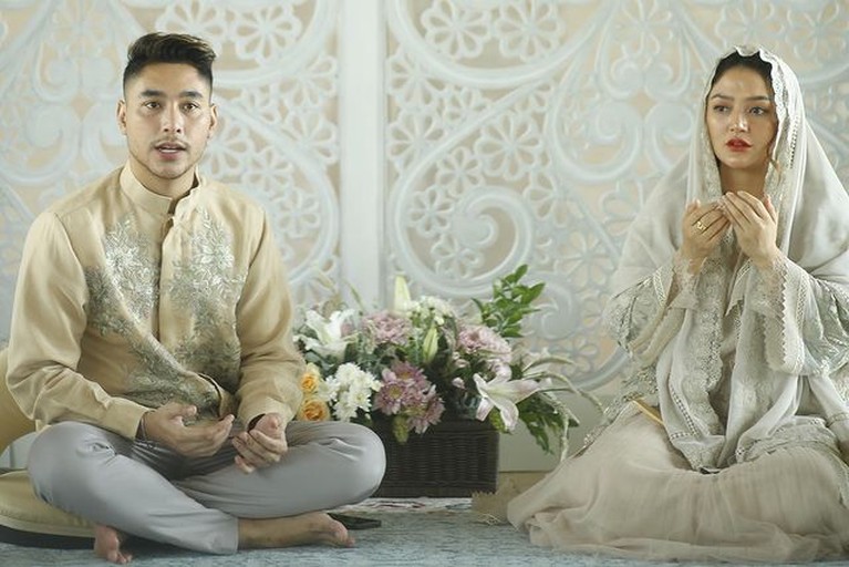 7 Suasana Penuh Haru Acara Tasyakuran 4 Bulanan Kehamilan Siti Badriah Siti Badriah menggelar acara tasyakuran 4 bulanan kehamilannya yang berlangsung penuh haru. Yuk kita intip!