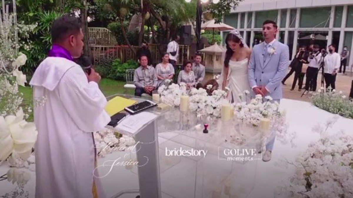 Jessica Iskandar telah resmi menikah dengan Vincent Verhaag pada hari ini Jumat &lpar;22&sol;10&rpar;&period; Yuk kita lihat momen pernikahannya&excl;