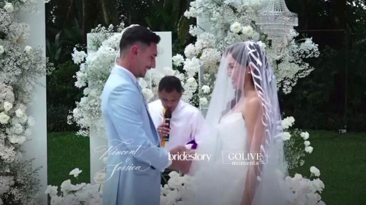 Jessica Iskandar telah resmi menikah dengan Vincent Verhaag pada hari ini Jumat &lpar;22&sol;10&rpar;&period; Yuk kita lihat momen pernikahannya&excl;