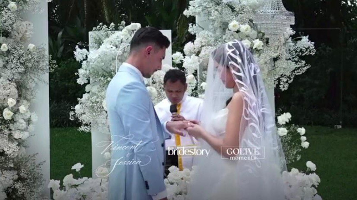 Jessica Iskandar telah resmi menikah dengan Vincent Verhaag pada hari ini Jumat &lpar;22&sol;10&rpar;&period; Yuk kita lihat momen pernikahannya&excl;