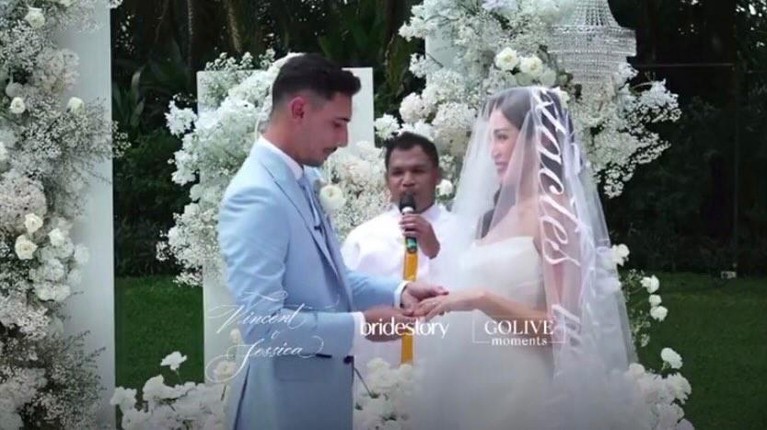 Jessica Iskandar telah resmi menikah dengan Vincent Verhaag pada hari ini Jumat (22/10). Yuk kita lihat momen pernikahannya!