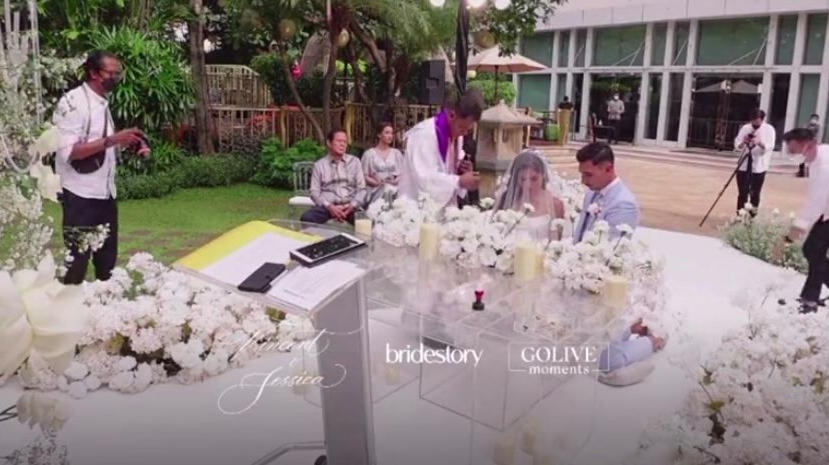 Jessica Iskandar telah resmi menikah dengan Vincent Verhaag pada hari ini Jumat &lpar;22&sol;10&rpar;&period; Yuk kita lihat momen pernikahannya&excl;