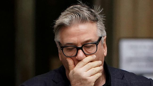 Sutradara Joel Souza mengungkapkan kronologi insiden Alec Baldwin melepaskan tembakan yang menyebabkan sinematografer Halyna Hutchins meninggal dunia.