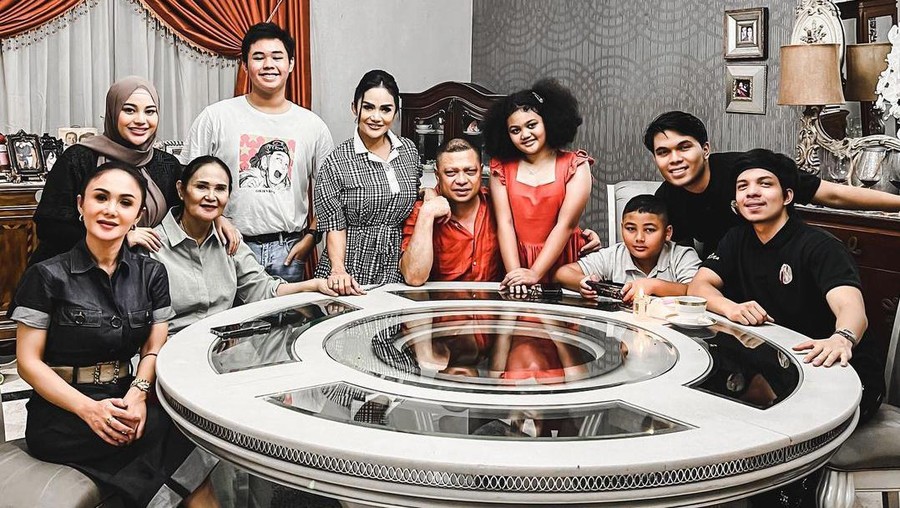 Aurel dan Atta bersama keluarga Raul Lemos