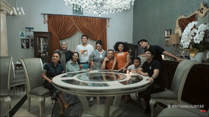 Aurel dan Atta bersama keluarga Raul Lemos