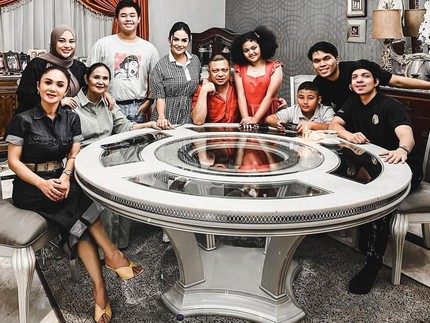 Hangatnya Raul Lemos Sambut Aurel dengan Kecup Kening, Tak Ada Ketegangan Bun