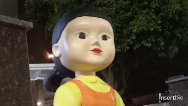 Boneka Younghee 'Squid Game' Hebohkan Surabaya karena Jaga Rumah Dinas Wawali