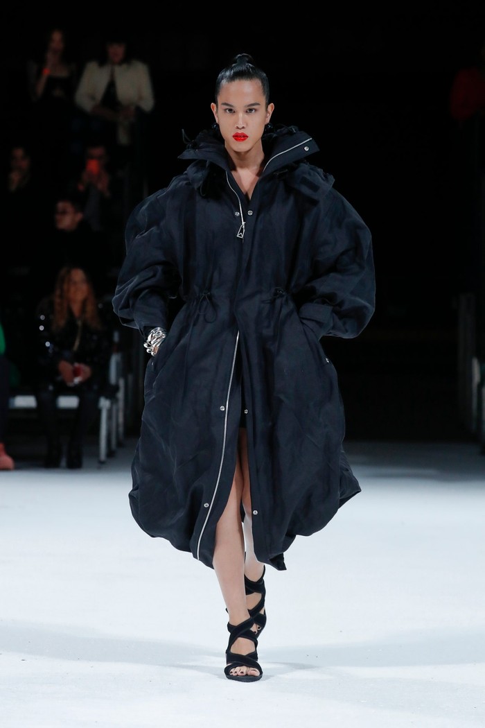 Bottega Veneta menutup fashion show dengan oversized parka warna hitam. Foto: Courtesy of Bottega Veneta