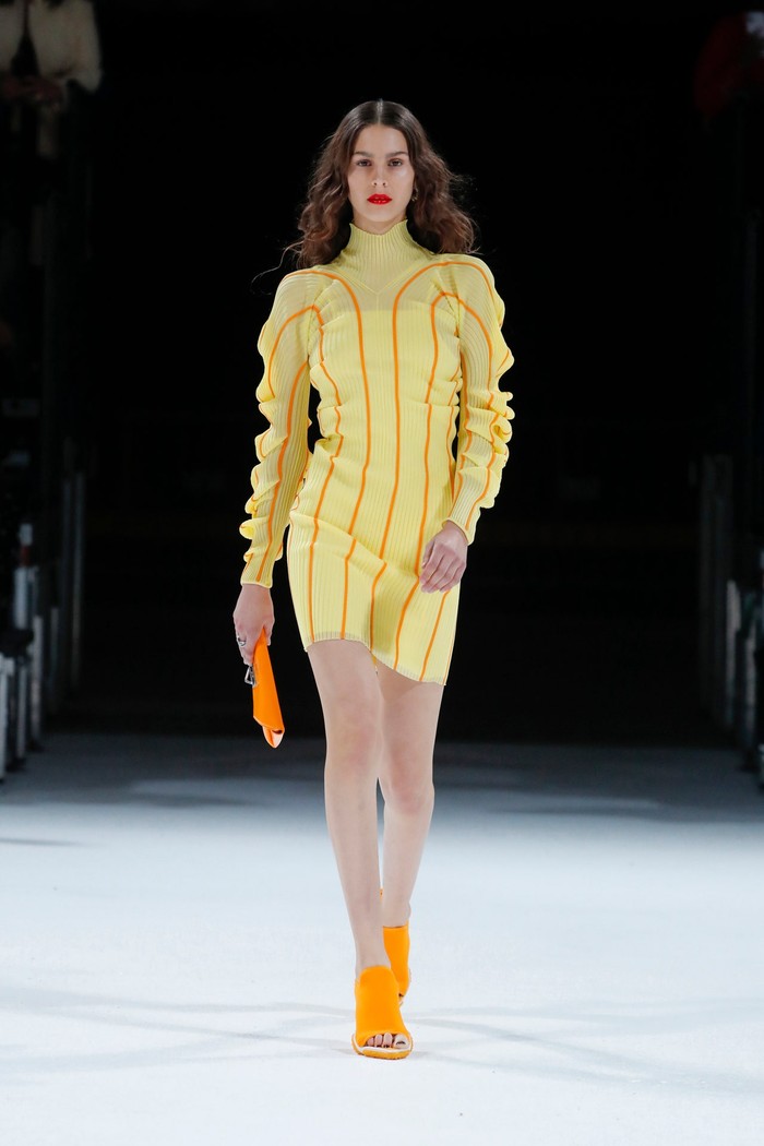 Dress mendominasi pada koleksi terbaru Bottega Veneta, salah satunya adalah gaun model turtleneck dalam warna vibran. Foto: Courtesy of Bottega Veneta