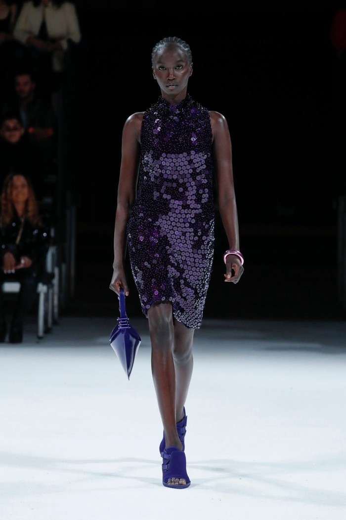 Sequins dress dalam warna ungu gelap memberi impresi glamor nan elegan. Foto: Courtesy of Bottega Veneta