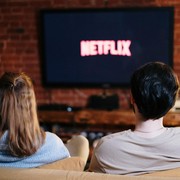 Kenali Dampak Binge Watching, Kebiasaan Maraton Nonton Film yang Bisa Sebabkan Asosial Hingga Obesitas