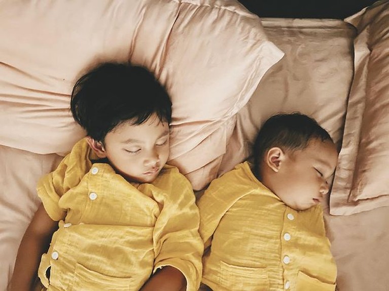 Dulu Dianiaya Eks Pacar, 7 Potret Terbaru Keluarga Andien Harmonis Andien Aisyah jadi sorotan karena kisah cinta masa lalunya yang kelam, kini ia telah bahagia dengan keluarga kecilnya. Yuk intip!