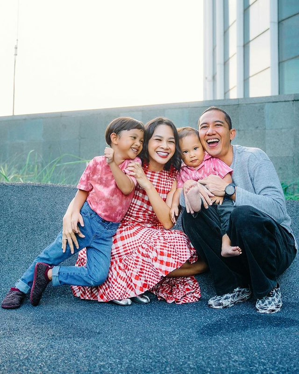 Andien Aisyah jadi sorotan karena kisah cinta masa lalunya yang kelam&comma; kini ia telah bahagia dengan keluarga kecilnya&period; Yuk intip&excl;